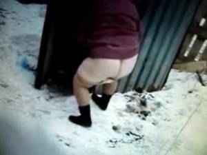 Click to play video Grannies going to the toilet outdoors